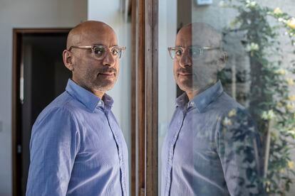 Gustavo Rodríguez en su casa en Lima, Perú.