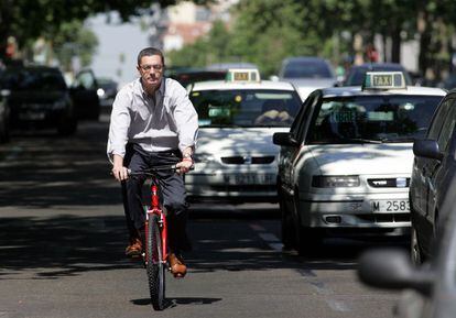 El alcalde de Madrid, Alberto Ruiz Gallardón llega en bicicleta a la macrofiesta olímpica celebrada en el Paseo de la Castellana y el Paseo de Recoletos de Madrid, con distintas actividades deportivas y atracciones, organizada por el Ayuntamiento de la capital para apoyar la candidatura de Madrid 2012, en el Día Mundial del Medio Ambiente, el 5 de junio de 2005.