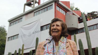 Guadalupe Rivera Marín frente a la Casa Estudio de Diego Rivera en Altavista (Ciudad de México), en 2017.