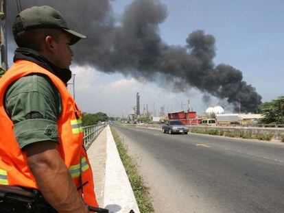 Incendio en la refiner&iacute;a venezolana de Amuay.