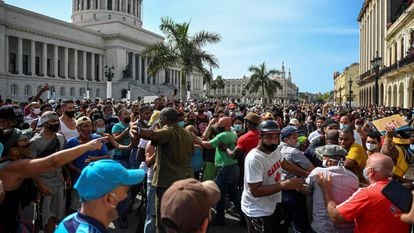 Cubanos participan en una protesta a las afueras del Capitolio cubano el 11 de julio. 
