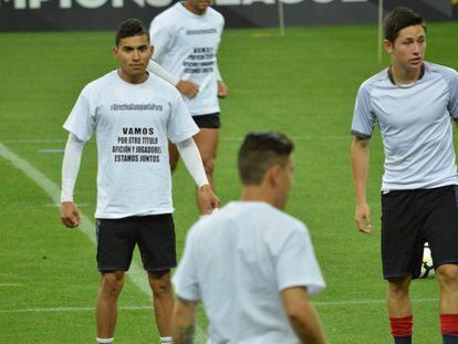 Orbelín Pineda muestra su camiseta con la leyenda.