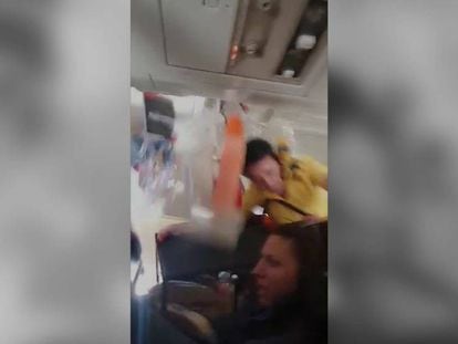 Momento en el que una azafata de vuelo se golpea con el techo del avión.