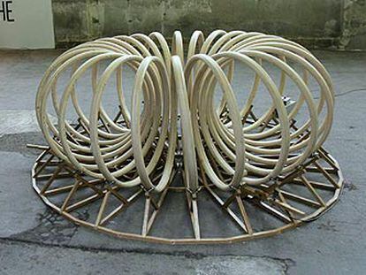 Una perspectiva de la obra <i>Circadium (Loop System 3),</i> una escultura que gira sobre sí misma de Conrad Shawcross.