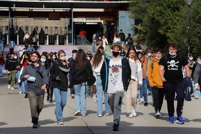 Estudiantes en el campus de Bellaterra de la Universidad Autónoma de Barcelona, a finales de octubre.