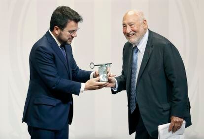 El economista estadounidense Joseph Stiglitz, premio Nobel de Economía en 2001, ha recibido el XXXV Premi Internacional de Catalunya. Durante su discurso de agradecimiento por recibir el galardón, Stiglitz aseguró que “el neoliberalismo no ha funcionado”, porque, tras 40 años de “experimento”, el crecimiento es más lento y los beneficios han ido a parar a gente más rica, en una sociedad más dividida y desigual.