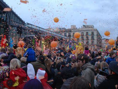 Decenas de globos y confeti de color naranja lanzados durante la Taronjada de Barcelona celebrada delante del Born.
