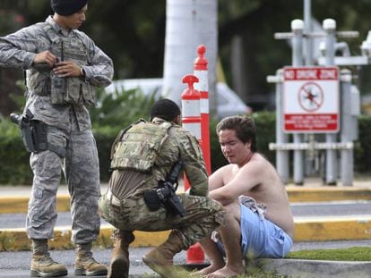 Agentes militares atienden a un hombre fuera de la base de Pearl Harbor. En vídeo, declaraciones del contralmirante Robert Chadwick.