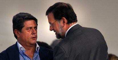 Mariano Rajoy charla con Federico Trillo en 2011.