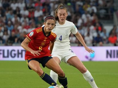 Aitana Bonmati ante Keira Walsh durante el partido entre España e Inglaterra en los cuartos de la Eurocopa femenina el pasado miércoles.