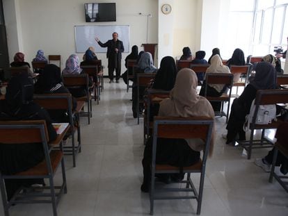 Un grupo de mujeres afganas asisten a clase en una universidad de Kabul, en enero de 2022.