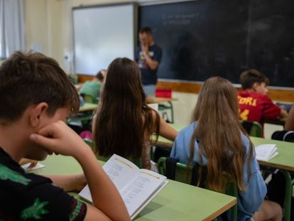 Un professor imparteix una classe de lectura en un institut d'educació secundària, a Santa Eulàlia de Ronçana.