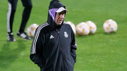 Carlo Ancelotti, este martes en el entrenamiento del Real Madrid en Riad.