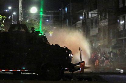 Un vehículo policial choca a manifestantes durante una protesta, que justamente exige, entre cosas cosas, una reforma en la policía.