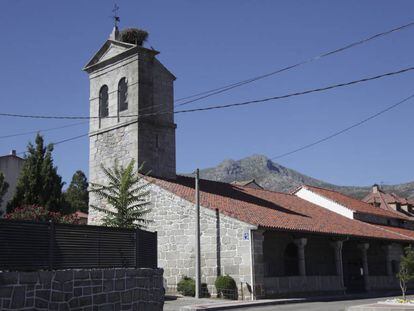 Iglesia de Becerril de la Sierra, con las montañas al fondo.