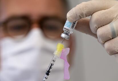 Un sanitario prepara una vacuna de Babarian Nordic en Múnich, el pasado 14 de julio.