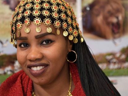 Una dona amb ornaments tradicionals del Sudan a la Fira Internacional de Turisme de Madrid (Fitur).