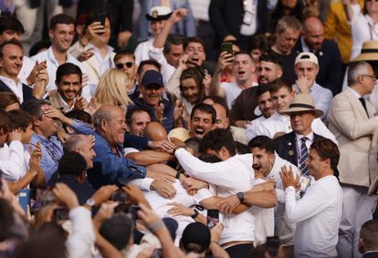 Equipo y familiares de Alcaraz abrazaban al campeÃ³n.