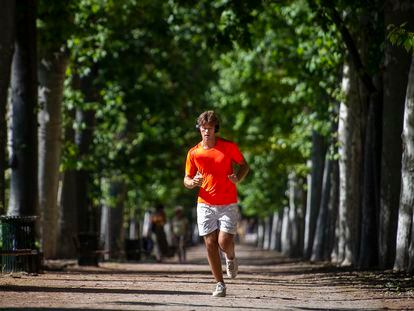 Un hombre corre en el parque del Retiro de Madrid.