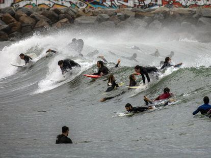 Practicantes de surf en la playa de Barcelona, en una imagen de mayo de 2020.