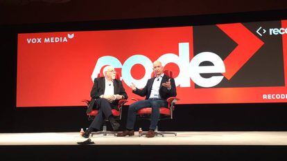 Jeff Bezos (a la derecha), durante su charla con Walter Mossberg, fundador de Recode.