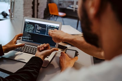 La alfabetización algorítmica puede definirse como la habilidad de ser consciente del uso de algoritmos en aplicaciones, plataformas y servicios en línea.