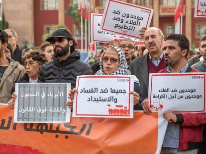 Un grupo de activistas se reúne para protestar contra el coste de la vida en Rabat el pasado febrero.