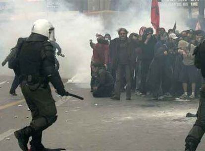 Una manifestación estudiantil convierte las calles de la capital griega en un auténtico campo de batalla.