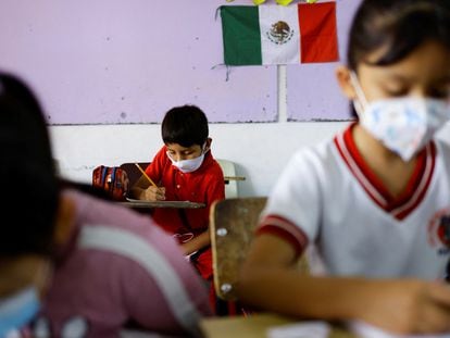 Niños usan cubrebocas en una escuela de Ciudad Juárez, en el norte de México, el 23 de junio.