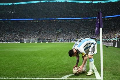 Lionel Messi, colocando el balón para lanzar un córner contra Croacia.  