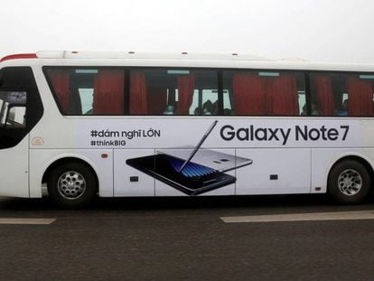 Un autobús de Hanoi con publicidad del teléfono prohibido.