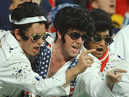 ESPÍRITU DE ELVIS-Imagen de tres aficionados presentes en el estadio de Daejeon vestidos como 'Elvis Presley'. PRIMER PLANO - ESCENA