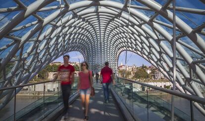 El puente de la Paz, pasarela peatonal de acero y vidrio, cruza desde 2010 el río Kurá, en el centro de Tbilisi.