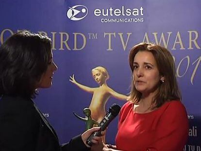 Asun G&oacute;mez Bueno responde a una entrevista en la entrega de los HOT BIRD TV Awards 2011.