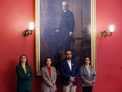 Los nuevos ministro Marcela Sandoval, Carolina Arrendondo, Nicolás Cataldo y Aurora Williams durante ceremonia de cambio de gabinete en el palacio de La Moneda.