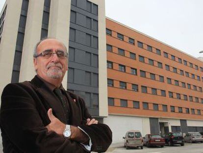 Jos&eacute; Masa, frente a la &uacute;ltima promoci&oacute;n entregada de viviendas municipales en Rivas Vaciamadrid. 