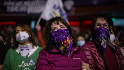 Decenas de mujeres participan en el Caupolicanazo Feminista (mitin político) para incentivar a votar por la opción 'Apruebo' de la nueva Constitución chilena, en Santiago de Chile.