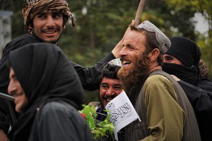 Un hombre en medio del festejo talibán por la toma del poder. 
