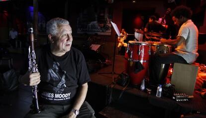 Paquito D'Rivera ensayando en la sala Bogui con los músicos con los que actuará en el Central hasta el próximo domingo.