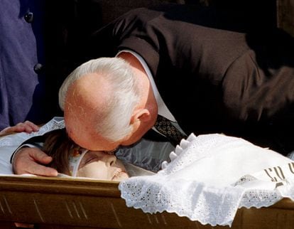 Mijaíl Gorbachov da el último adiós a su esposa fallecida, Raisa, durante el funeral en el cementerio de Novodévichy de Moscú, en 1999. Referente histórico del siglo XX, Gorbachov había pasado sus últimos años apartado de la vida pública por cuestiones de salud. Según ha publicado la agencia de noticias Tass, fue hospitalizado al principio de la pandemia y desde entonces permaneció bajo supervisión médica constante. Fuentes próximas a la familia han informado de que será enterrado en el cementerio Novodévichy de Moscú junto a su esposa, Raisa Gorbachova.