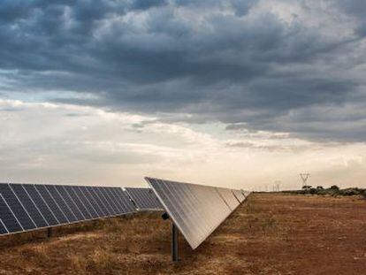Paneles fotovoltaicos de Acciona en Sud&aacute;frica, el pasado junio. 