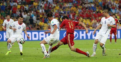 Diego Costa falla una clara ocasión de gol