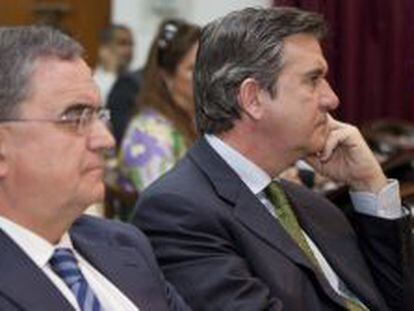 El consejero Bernab&eacute; Unda (derecha), ayer en India con su viceconsejero de Energ&iacute;a, Xabier Garmendia.