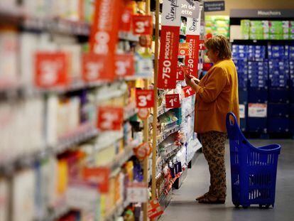 Una clienta comprando en un supermercado en las afueras de París (Francia).