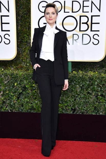 Evan Rachel Wood llevó traje a medida de Altuzarra. "Quería llevarlo para que las niñas y las mujeres no piensen que solo pueden llevar vestidos", explicó la actriz.