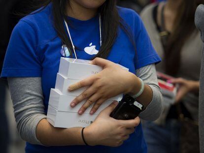 Una empleada de Apple en Palo Alto (California), por David Paul Morris (Bloomberg)