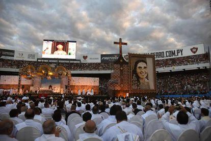 Miles de personas participan de la beatificación de la monja Chiquitunga en el estadio general Pablo Rojas, en Asunción.