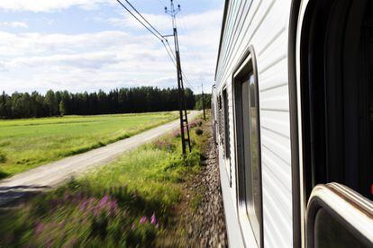 Panorámica desde un tren de la ruta Inlandsbanan, en la región de Norrland (Suecia).