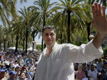 L'alcalde de Badalona, Xavier García Albiol, en una botifarrada durant la campanya.