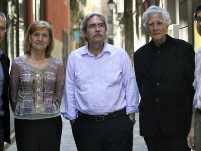 Jaume Cabr&eacute;, flaqueado por sus editores Josep Lluch (izquierda), Romi Porred&oacute;n (viuda de Isidor C&oacute;nsul), Joan Carreras y Oriol Izquierdo. / 